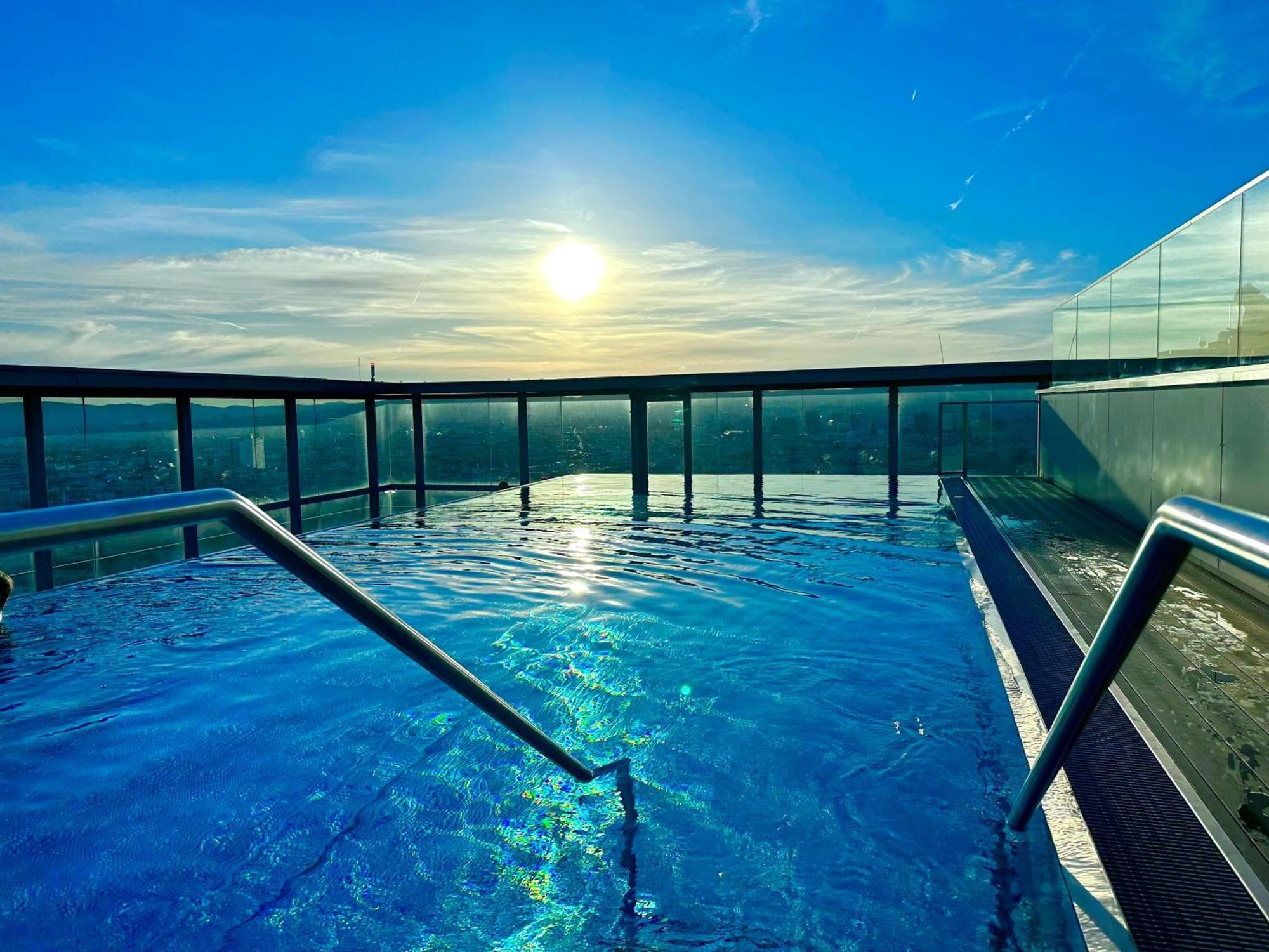 Vienna Sky Apartment I Rooftop Pool I Netflix エクステリア 写真